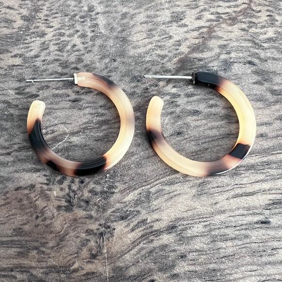 🍭6/$30 Acrylic Tortoiseshell Small Hoop Post Earrings - Picture 5 of 7